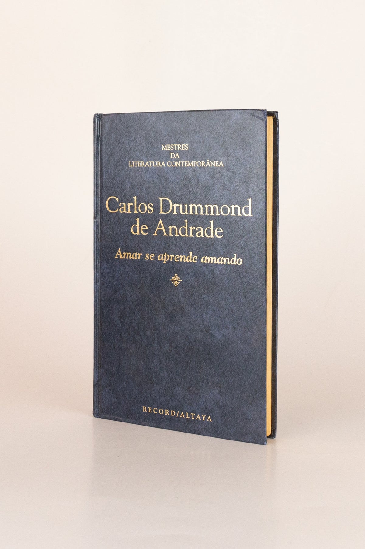 Amar se aprende amando – CARLOS DRUMMOND DE ANDRADE